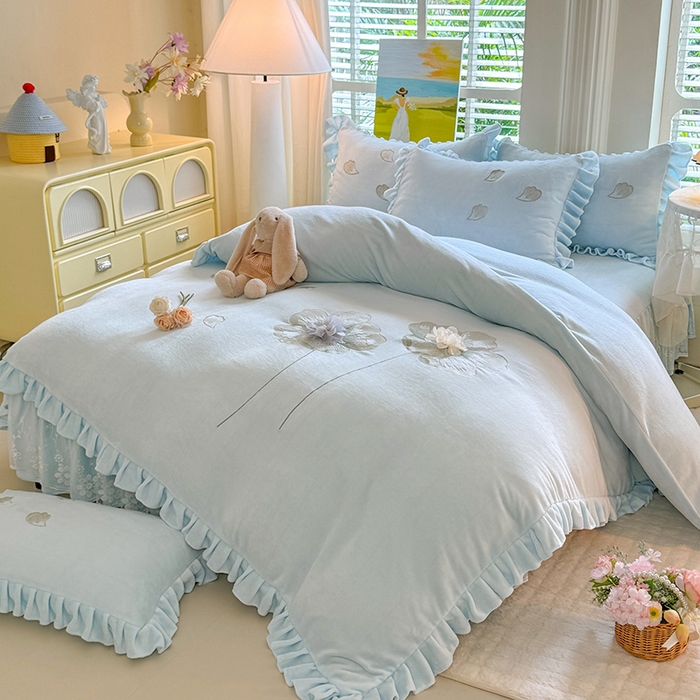 91家纺网 家纺一手货源 找家纺 唐人居 2025新款加厚牛奶绒立体绣花四件套-花漾 花漾-浅蓝