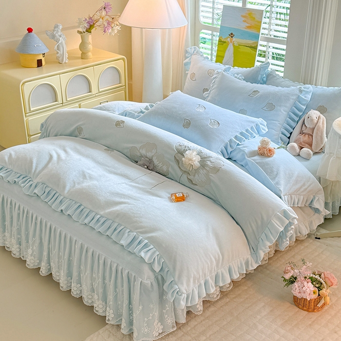 91家纺网 家纺一手货源 找家纺 唐人居 2025新款加厚牛奶绒立体绣花四件套-花漾 花漾-浅蓝