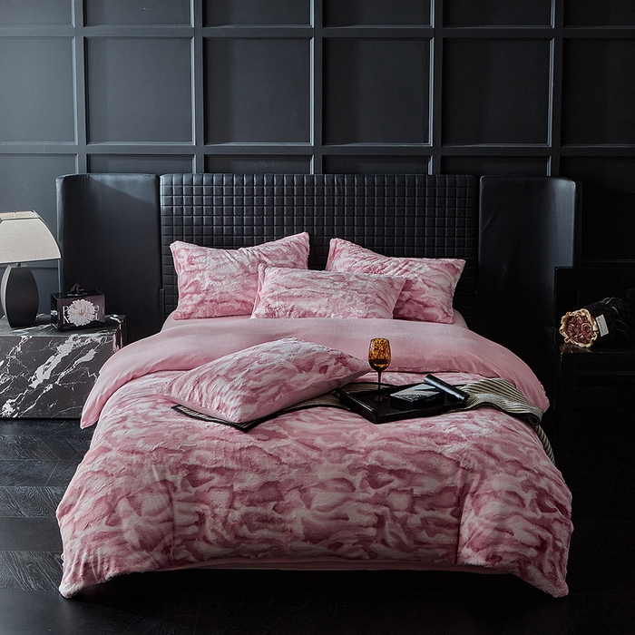 91家纺网 家纺一手货源 找家纺 缘生活 2025新款消光仿兔毛绒印花绒四件套 消光印花绒-粉色