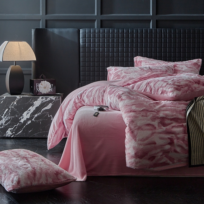 91家纺网 家纺一手货源 找家纺 缘生活 2025新款消光仿兔毛绒印花绒四件套 消光印花绒-粉色