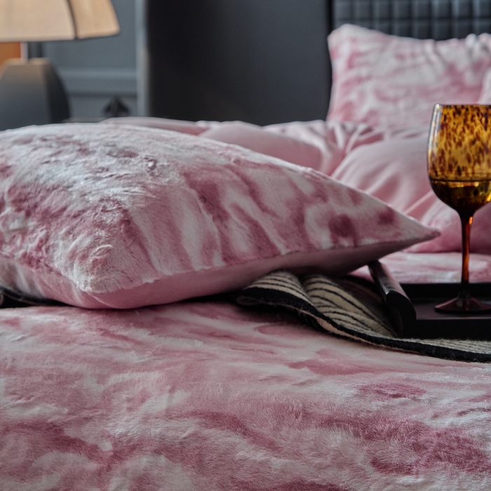 91家纺网 家纺一手货源 找家纺 缘生活 2025新款消光仿兔毛绒印花绒四件套 消光印花绒-粉色