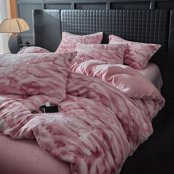 91家纺网 家纺一手货源 找家纺 缘生活 2025新款消光仿兔毛绒印花绒四件套 消光印花绒-粉色