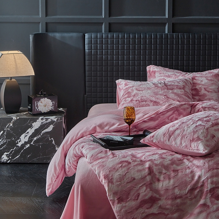 91家纺网 家纺一手货源 找家纺 缘生活 2025新款消光仿兔毛绒印花绒四件套 消光印花绒-粉色