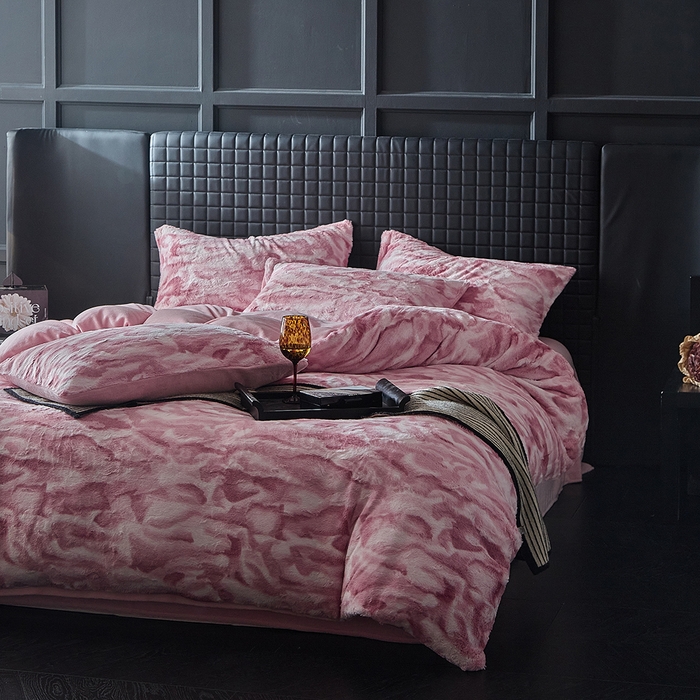 91家纺网 家纺一手货源 找家纺 缘生活 2025新款消光仿兔毛绒印花绒四件套 消光印花绒-粉色