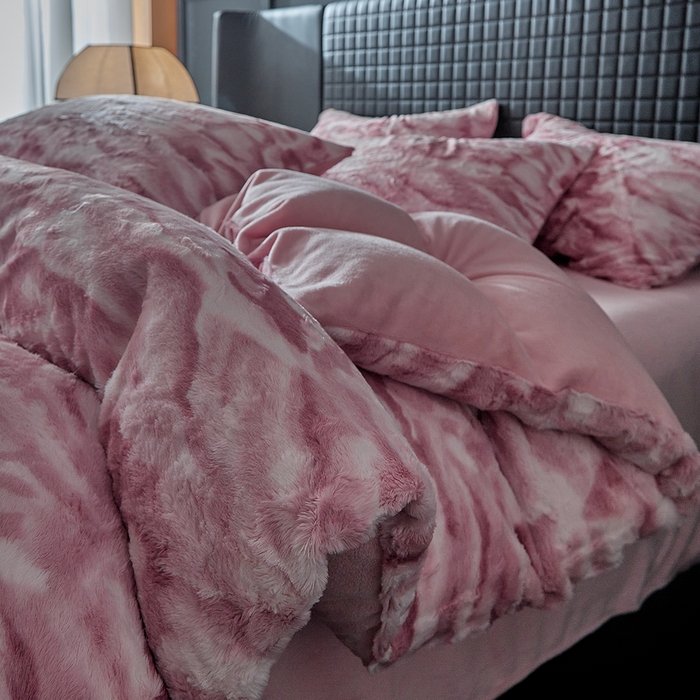 91家纺网 家纺一手货源 找家纺 缘生活 2025新款消光仿兔毛绒印花绒四件套 消光印花绒-粉色
