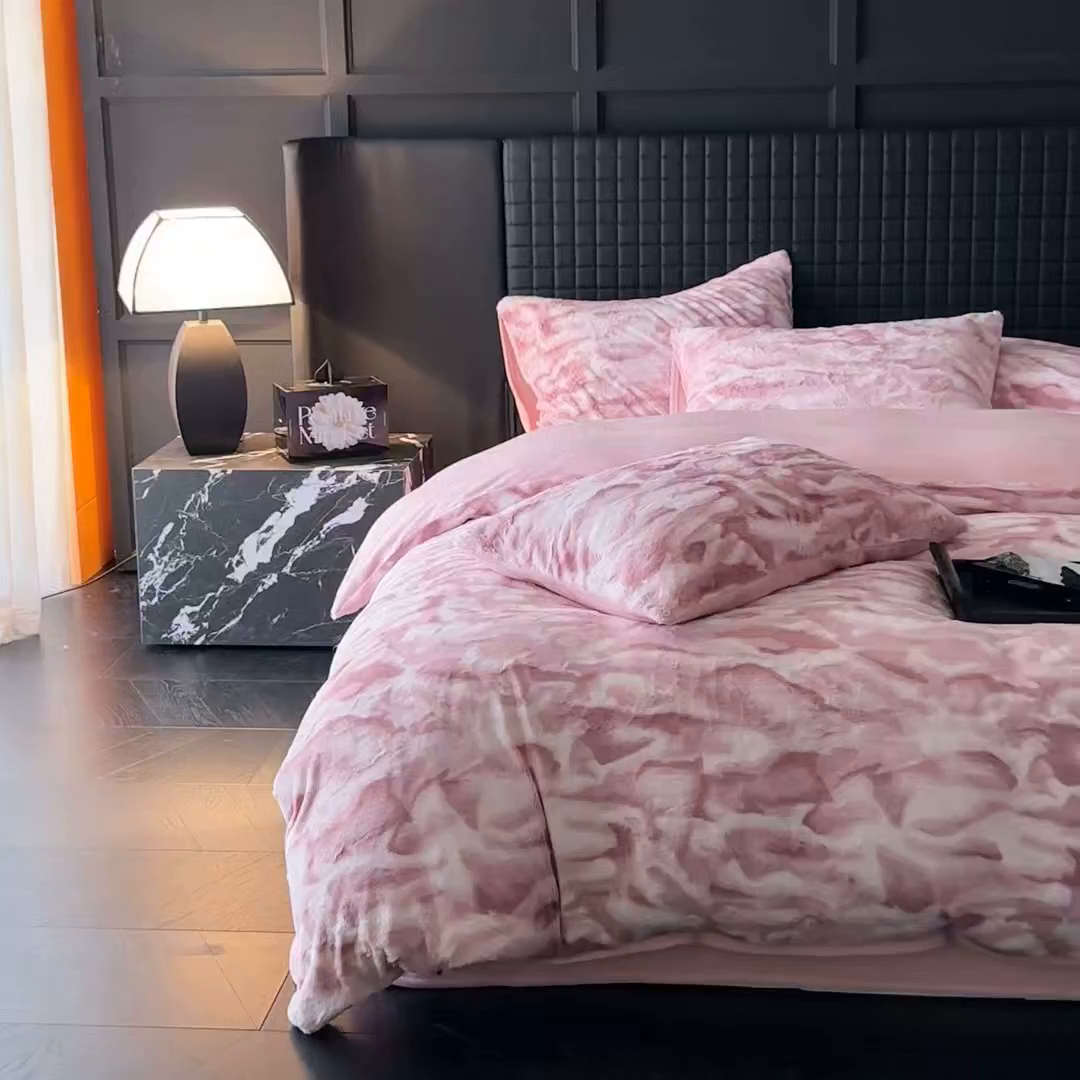 91家纺网 家纺一手货源 找家纺 缘生活 2025新款消光仿兔毛绒印花绒四件套 消光印花绒-粉色