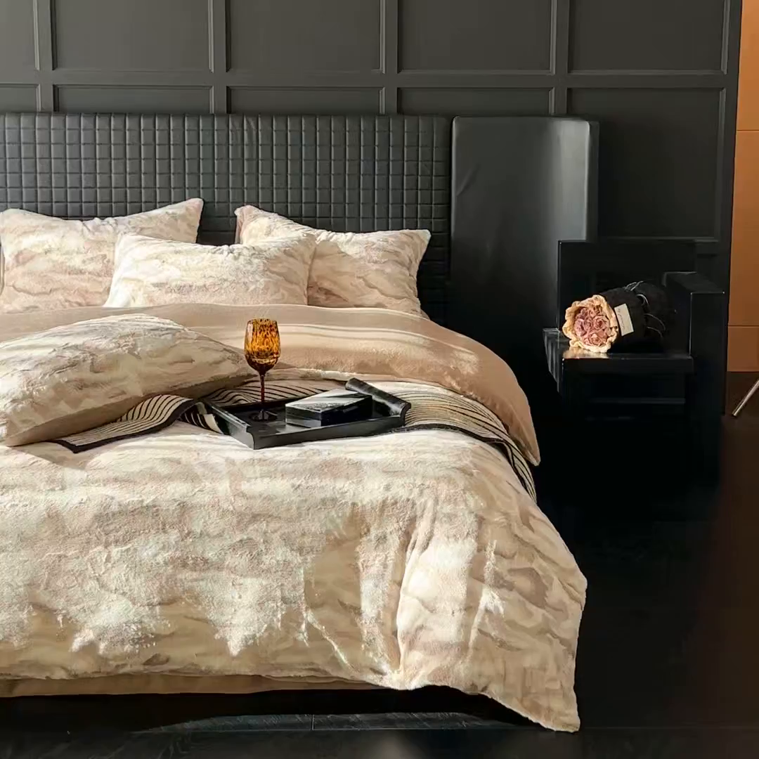 91家纺网 家纺一手货源 找家纺 缘生活 2025新款消光仿兔毛绒印花绒四件套 消光印花绒-卡其