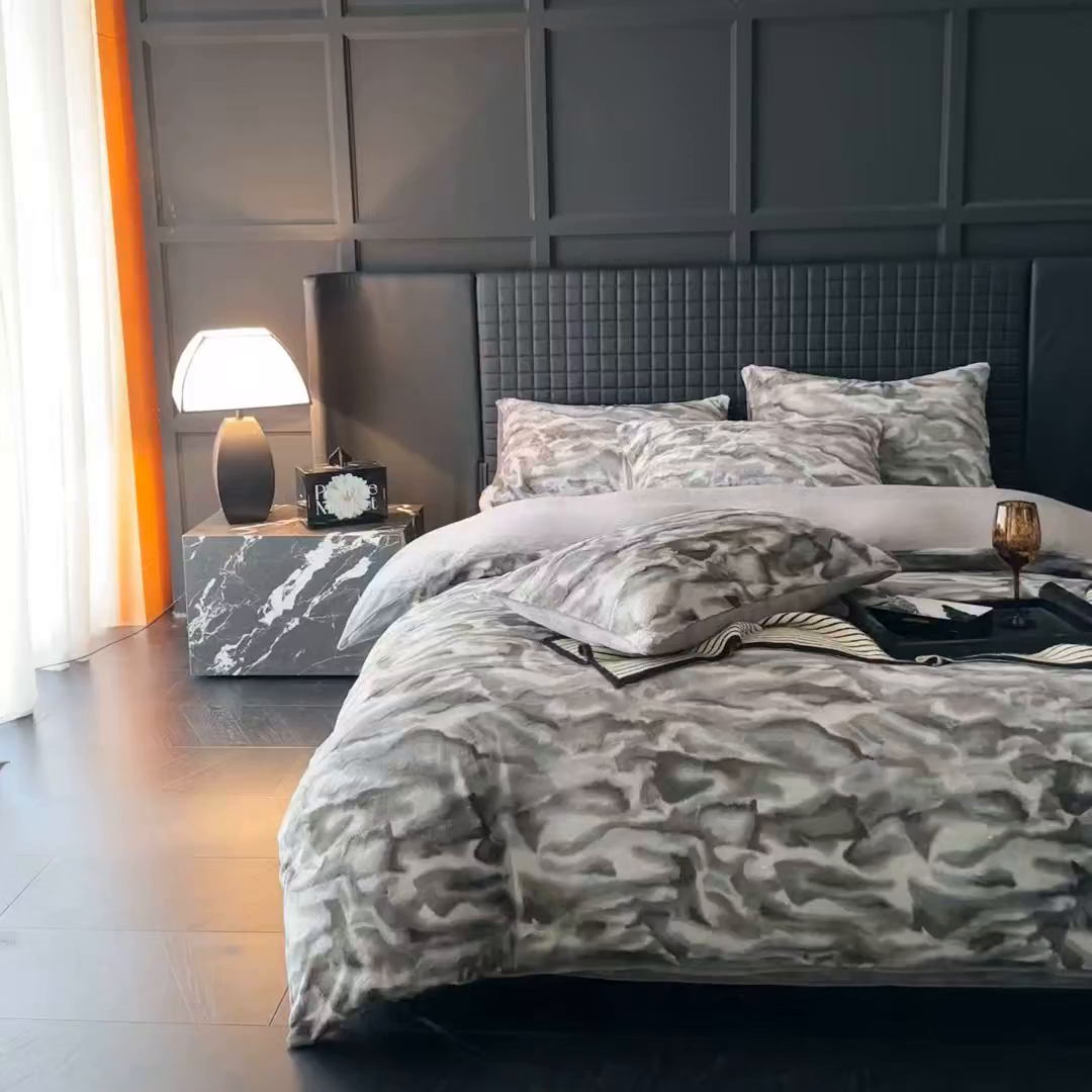 91家纺网 家纺一手货源 找家纺 缘生活 2025新款消光仿兔毛绒印花绒四件套 消光印花绒-灰色