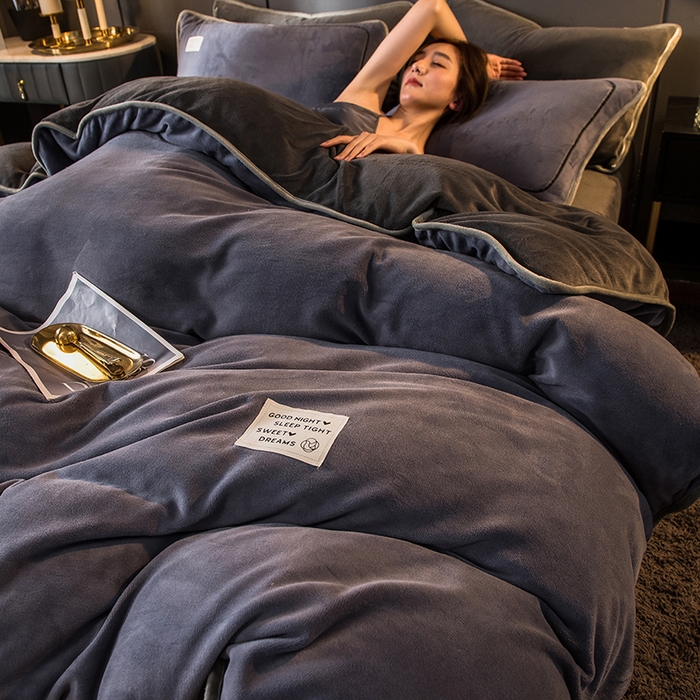 91家纺网 家纺一手货源 找家纺 印季家纺 2025新款牛奶绒纯色包边四件套 紫灰-深灰