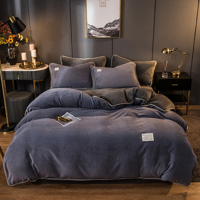 91家纺网 家纺一手货源 找家纺 印季家纺 2025新款牛奶绒纯色包边四件套 紫灰-深灰