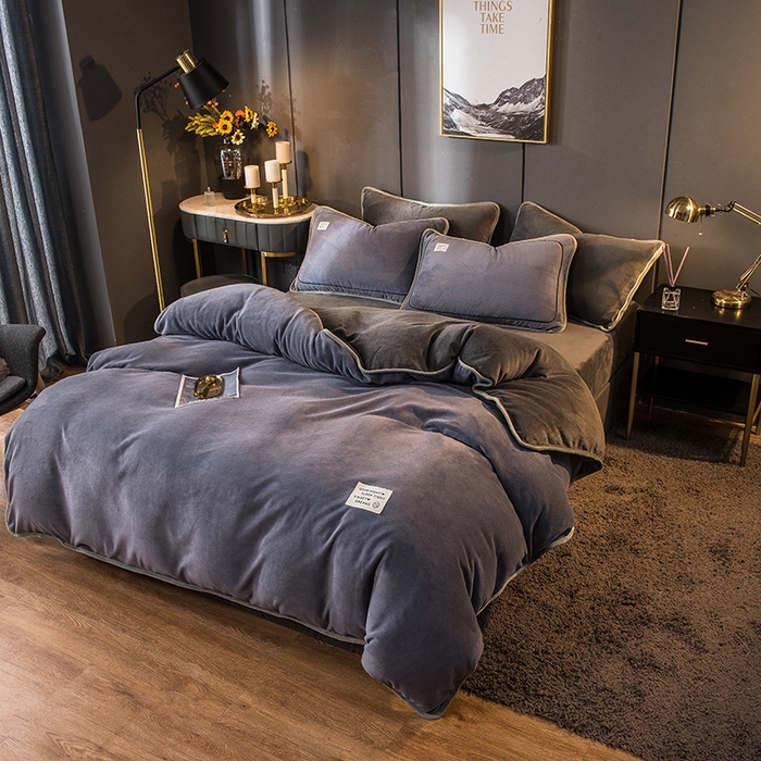 91家纺网 家纺一手货源 找家纺 印季家纺 2025新款牛奶绒纯色包边四件套 紫灰-深灰