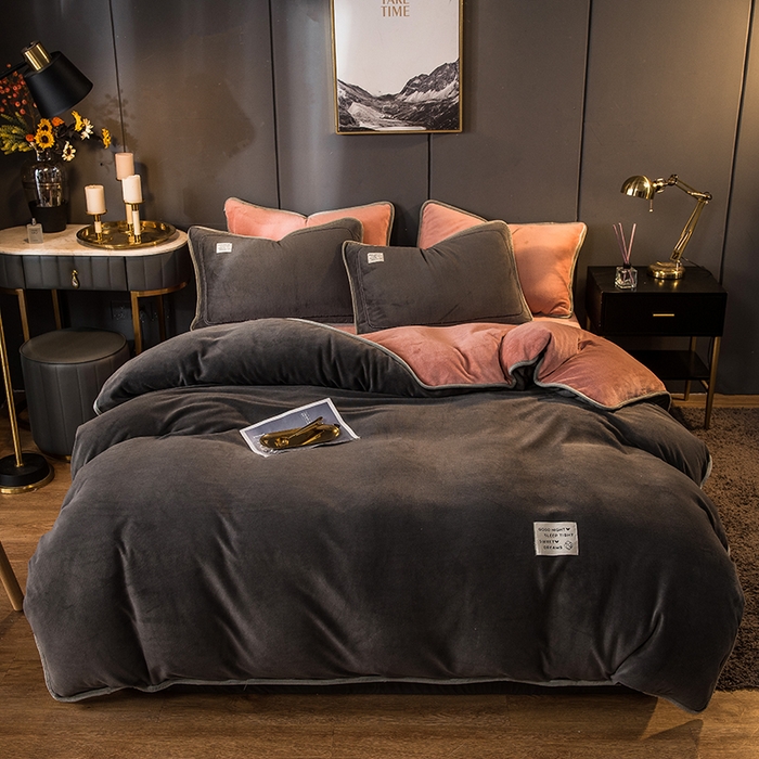91家纺网 家纺一手货源 找家纺 印季家纺 2025新款牛奶绒纯色包边四件套 深灰-豆沙