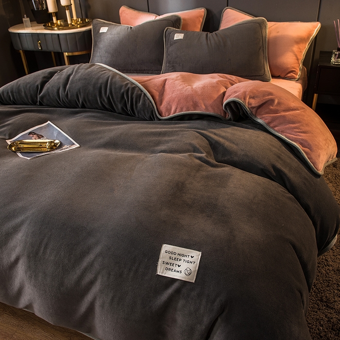 91家纺网 家纺一手货源 找家纺 印季家纺 2025新款牛奶绒纯色包边四件套 深灰-豆沙