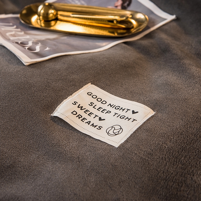 91家纺网 家纺一手货源 找家纺 印季家纺 2025新款牛奶绒纯色包边四件套 深灰-豆沙