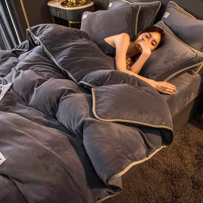 91家纺网 家纺一手货源 找家纺 印季家纺 2025新款牛奶绒纯色包边四件套 紫灰