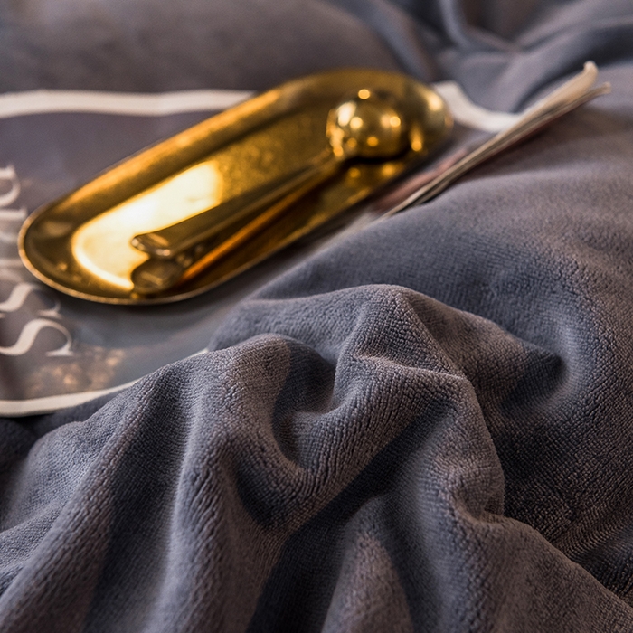 91家纺网 家纺一手货源 找家纺 印季家纺 2025新款牛奶绒纯色包边四件套 紫灰