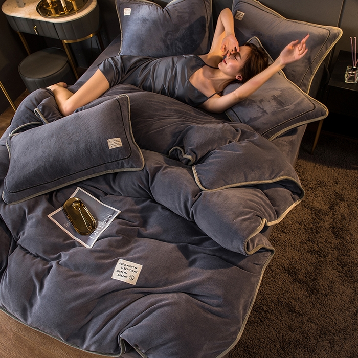 91家纺网 家纺一手货源 找家纺 印季家纺 2025新款牛奶绒纯色包边四件套 紫灰