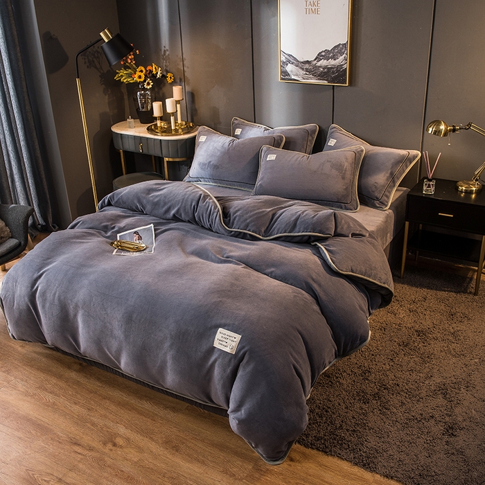 91家纺网 家纺一手货源 找家纺 印季家纺 2025新款牛奶绒纯色包边四件套 紫灰