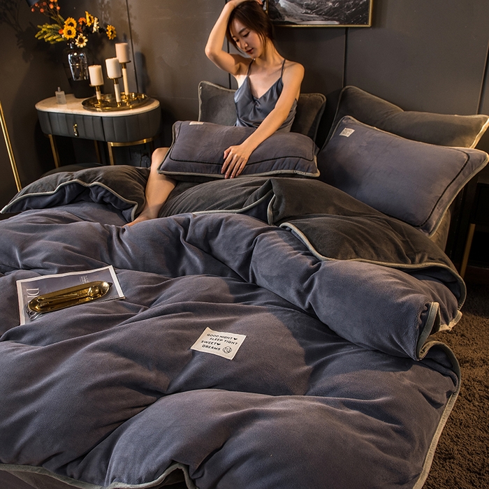 91家纺网 家纺一手货源 找家纺 印季家纺 2025新款牛奶绒纯色包边四件套 紫灰-深灰