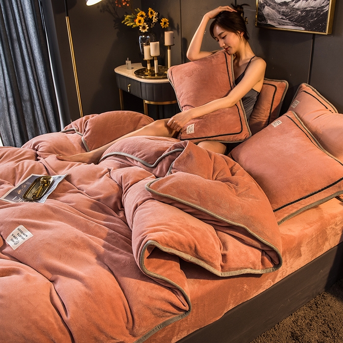 91家纺网 家纺一手货源 找家纺 印季家纺 2025新款牛奶绒纯色包边四件套 豆沙