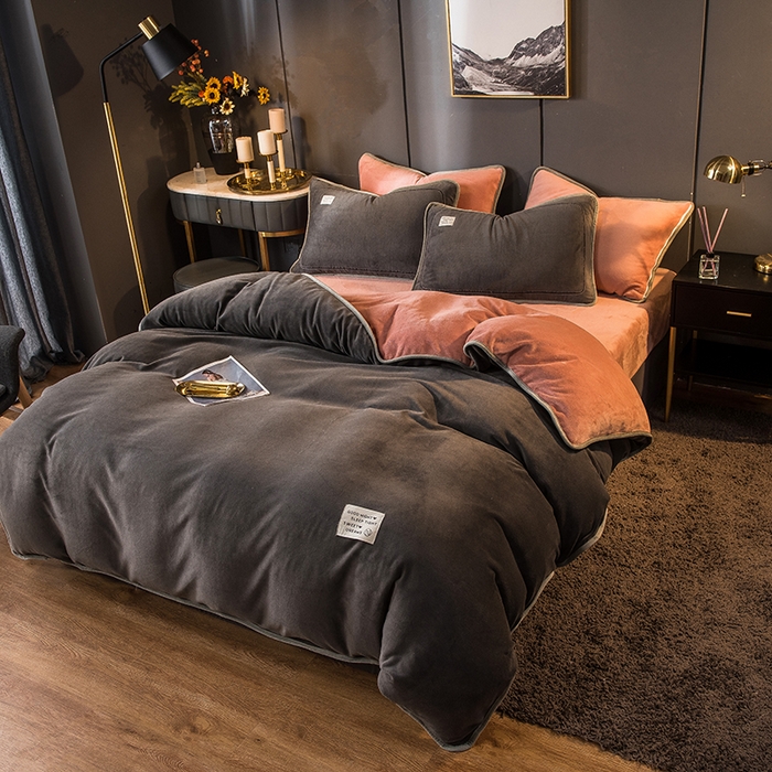 91家纺网 家纺一手货源 找家纺 印季家纺 2025新款牛奶绒纯色包边四件套 深灰-豆沙