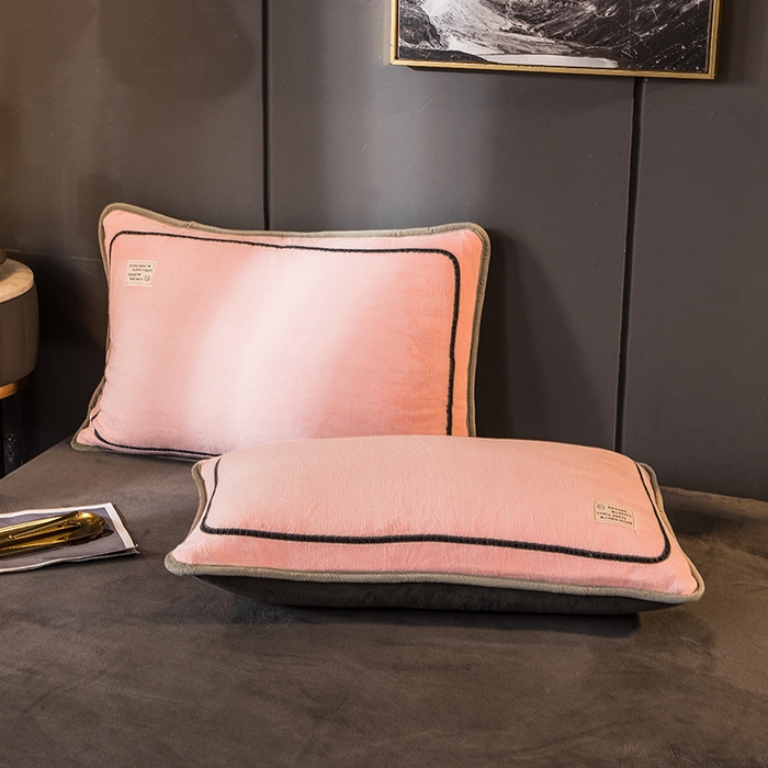 91家纺网 家纺一手货源 找家纺 印季家纺 2025新款牛奶绒纯色包边四件套 嫩粉-深灰