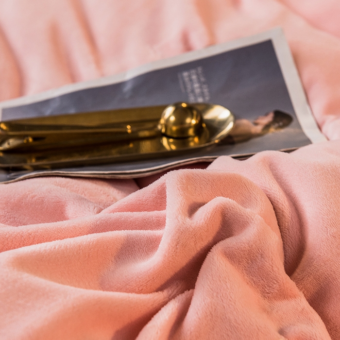 91家纺网 家纺一手货源 找家纺 印季家纺 2025新款牛奶绒纯色包边四件套 嫩粉