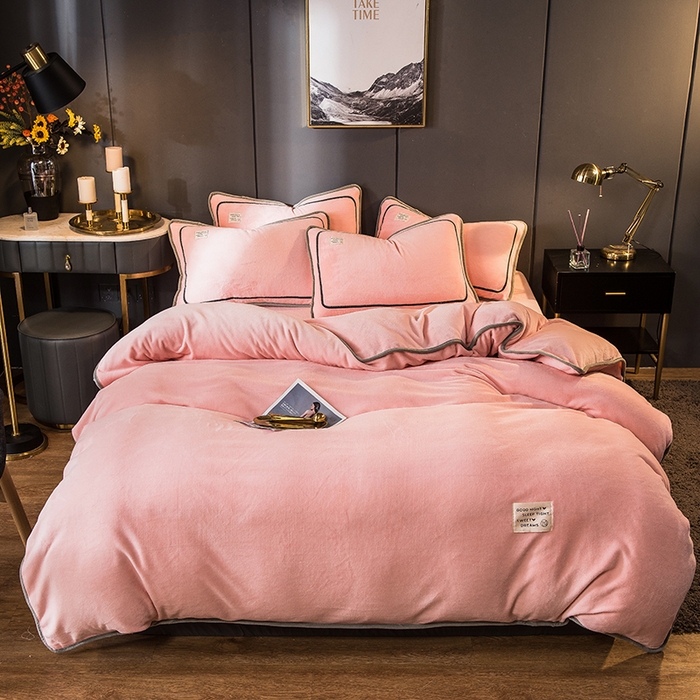 91家纺网 家纺一手货源 找家纺 印季家纺 2025新款牛奶绒纯色包边四件套 嫩粉