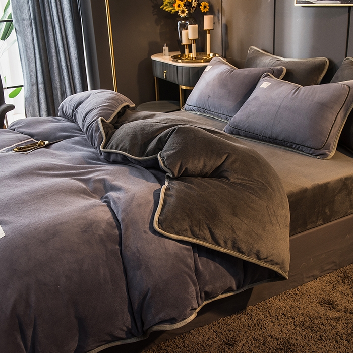 91家纺网 家纺一手货源 找家纺 印季家纺 2025新款牛奶绒纯色包边四件套 紫灰-深灰