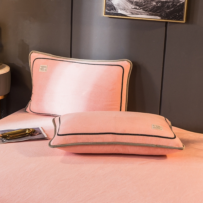 91家纺网 家纺一手货源 找家纺 印季家纺 2025新款牛奶绒纯色包边四件套 嫩粉