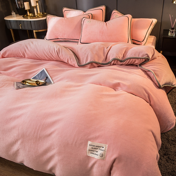 91家纺网 家纺一手货源 找家纺 印季家纺 2025新款牛奶绒纯色包边四件套 嫩粉