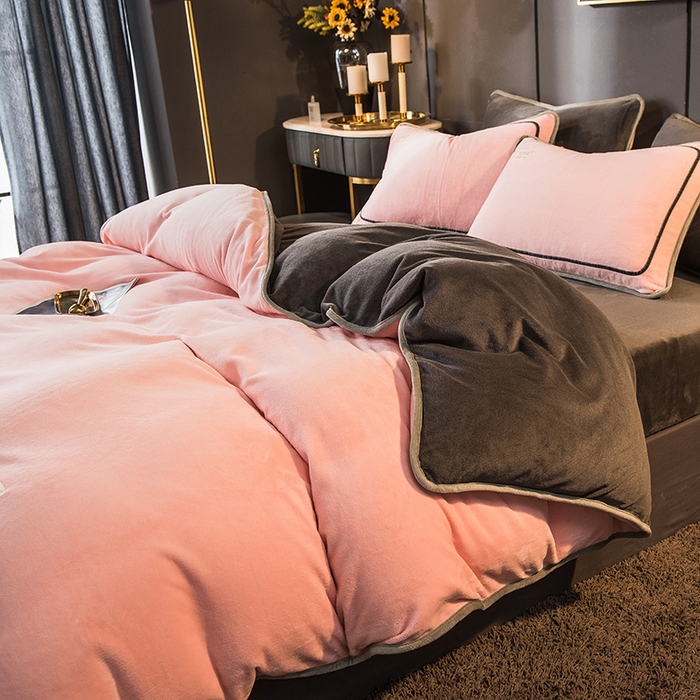 91家纺网 家纺一手货源 找家纺 印季家纺 2025新款牛奶绒纯色包边四件套 嫩粉-深灰