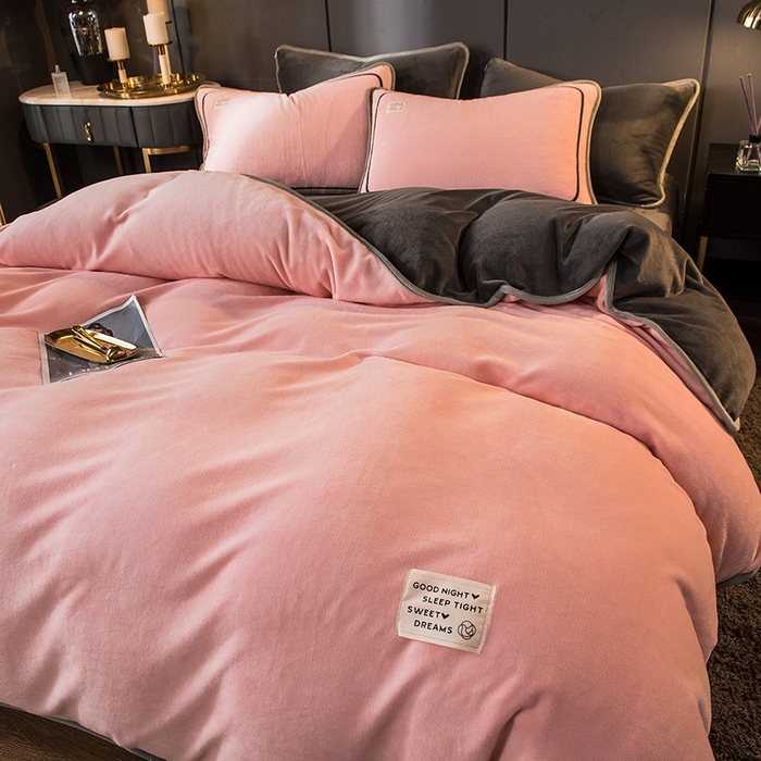 91家纺网 家纺一手货源 找家纺 印季家纺 2025新款牛奶绒纯色包边四件套 嫩粉-深灰