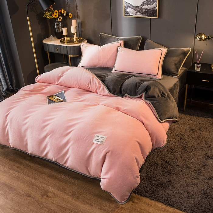 91家纺网 家纺一手货源 找家纺 印季家纺 2025新款牛奶绒纯色包边四件套 嫩粉-深灰