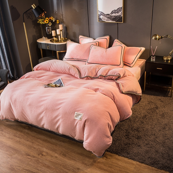 91家纺网 家纺一手货源 找家纺 印季家纺 2025新款牛奶绒纯色包边四件套 嫩粉