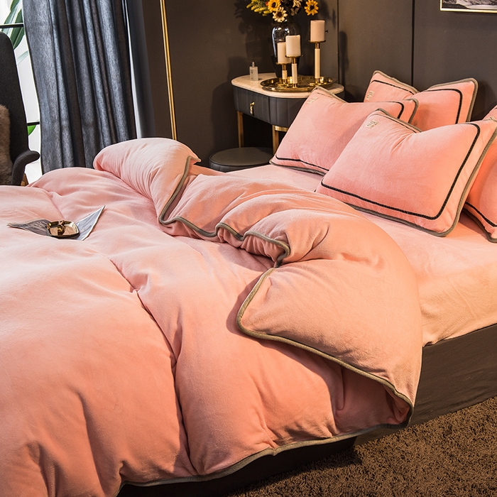 91家纺网 家纺一手货源 找家纺 印季家纺 2025新款牛奶绒纯色包边四件套 嫩粉