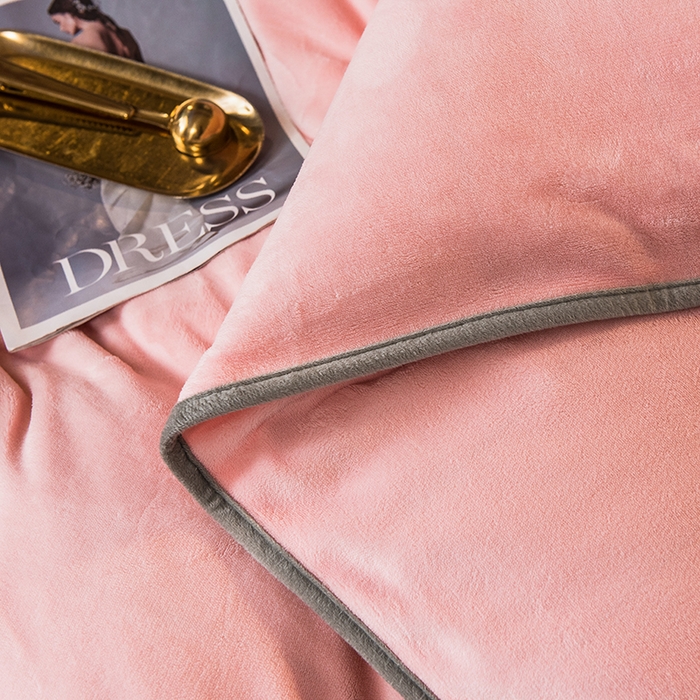 91家纺网 家纺一手货源 找家纺 印季家纺 2025新款牛奶绒纯色包边四件套 嫩粉