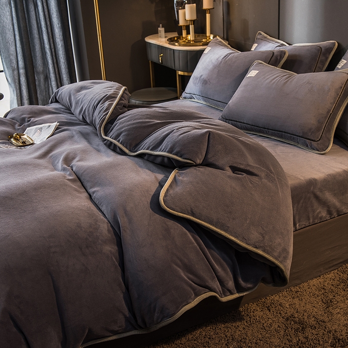 91家纺网 家纺一手货源 找家纺 印季家纺 2025新款牛奶绒纯色包边四件套 紫灰