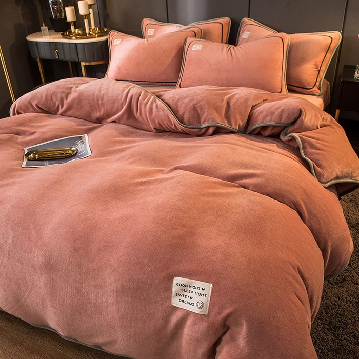 91家纺网 家纺一手货源 找家纺 印季家纺 2025新款牛奶绒纯色包边四件套 豆沙