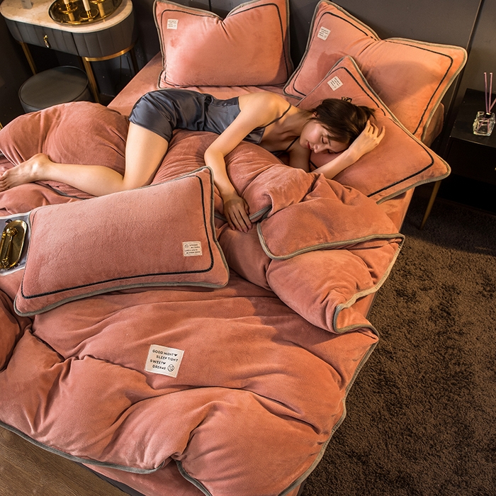 91家纺网 家纺一手货源 找家纺 印季家纺 2025新款牛奶绒纯色包边四件套 豆沙