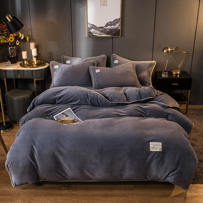 91家纺网 家纺一手货源 找家纺 印季家纺 2025新款牛奶绒纯色包边四件套 紫灰