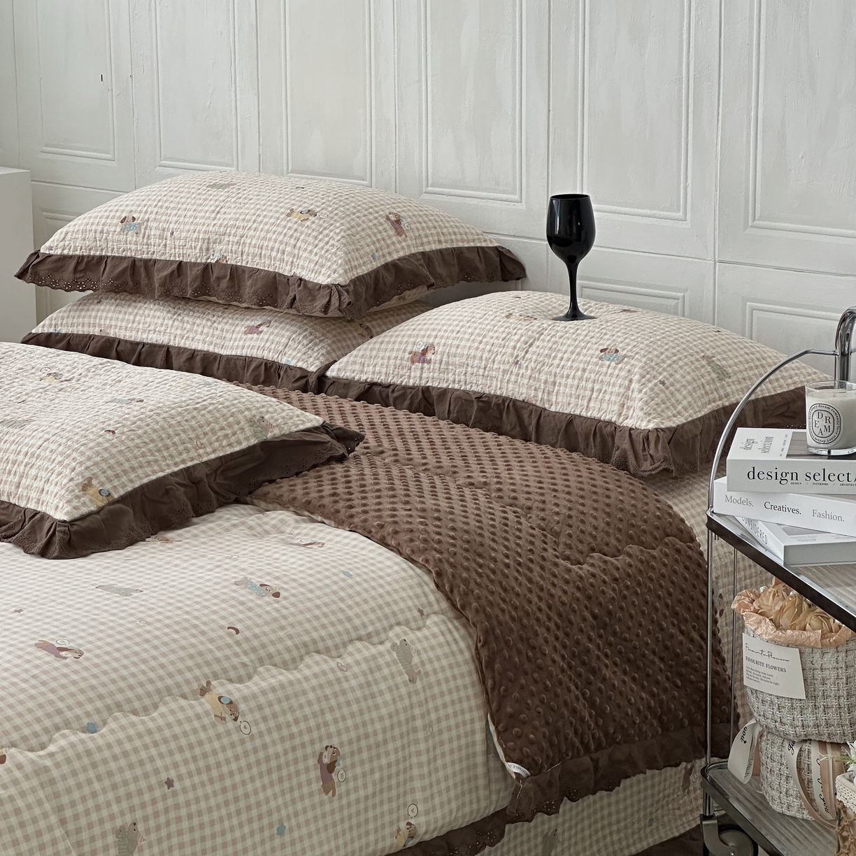 91家纺网 家纺一手货源 找家纺 佰织鑫家居 2025秋冬新品全棉法式床盖款豆豆被四件套 腊肠狗