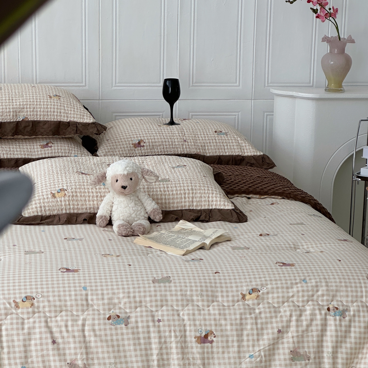 91家纺网 家纺一手货源 找家纺 佰织鑫家居 2025秋冬新品全棉法式床盖款豆豆被四件套 腊肠狗