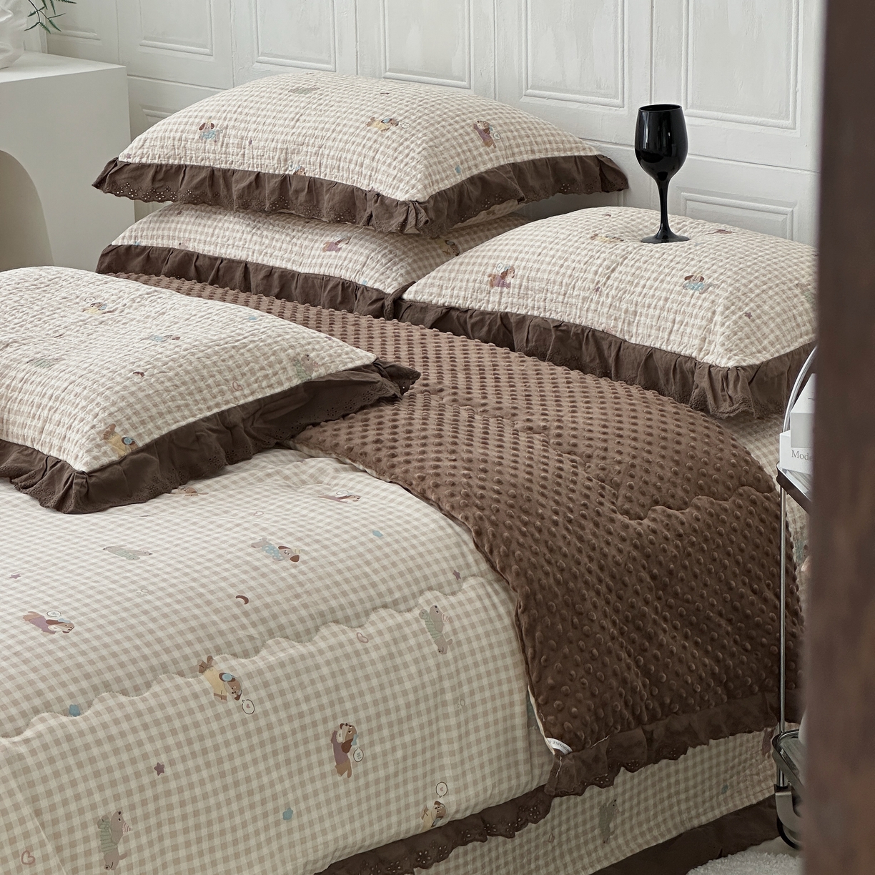 91家纺网 家纺一手货源 找家纺 佰织鑫家居 2025秋冬新品全棉法式床盖款豆豆被四件套 腊肠狗