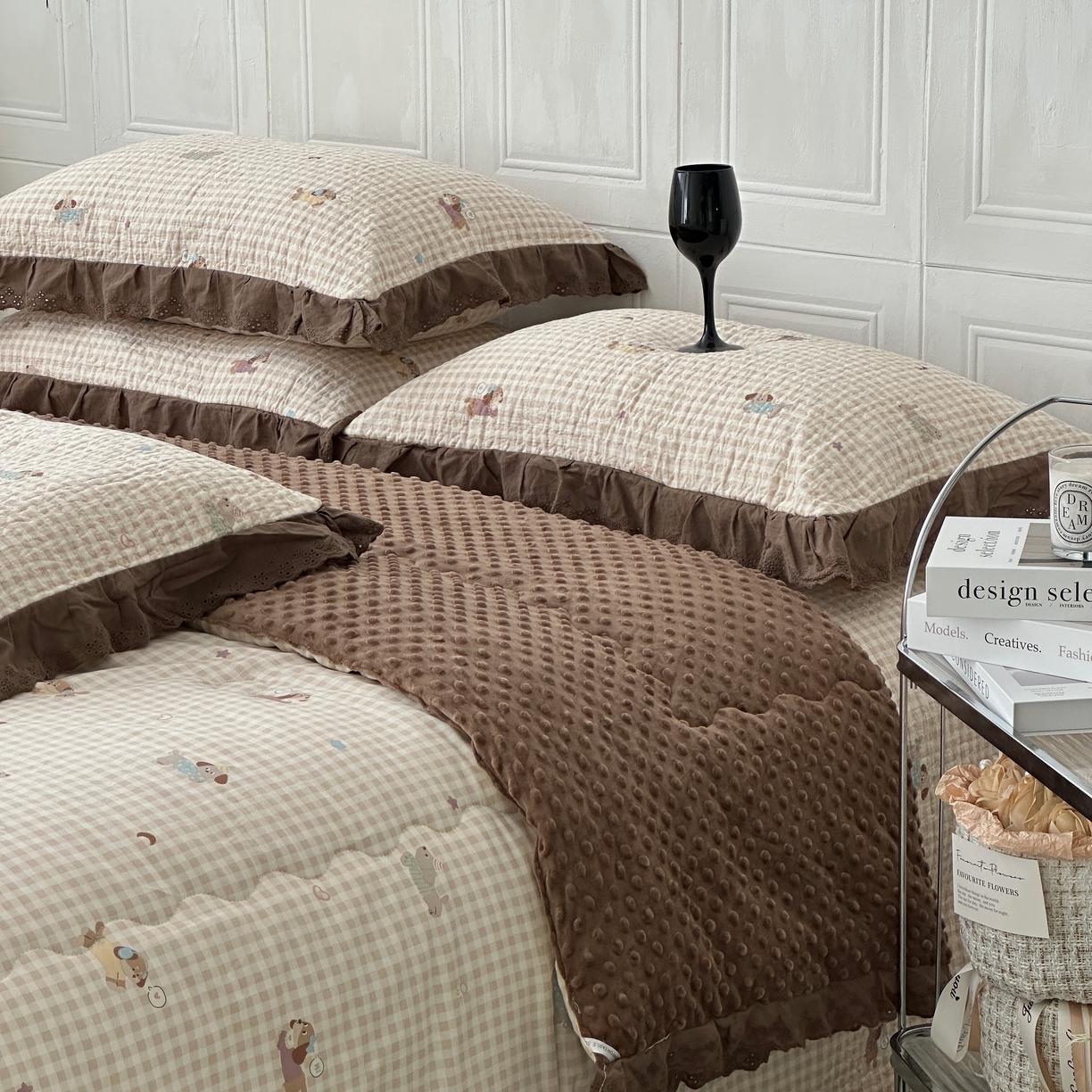 91家纺网 家纺一手货源 找家纺 佰织鑫家居 2025秋冬新品全棉法式床盖款豆豆被四件套 腊肠狗