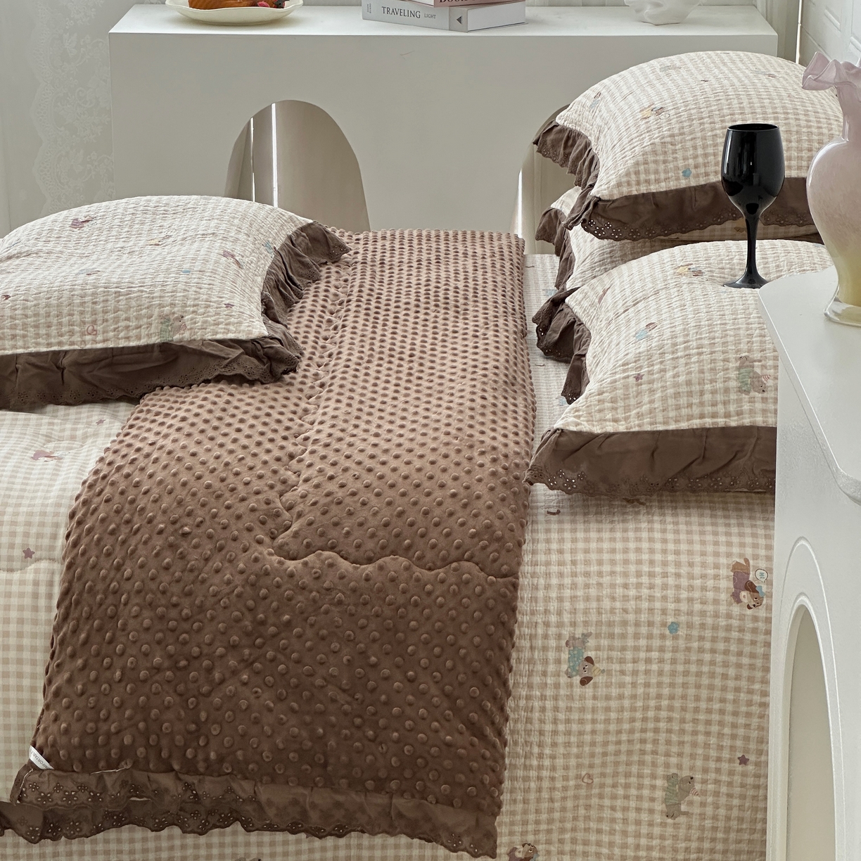 91家纺网 家纺一手货源 找家纺 佰织鑫家居 2025秋冬新品全棉法式床盖款豆豆被四件套 腊肠狗