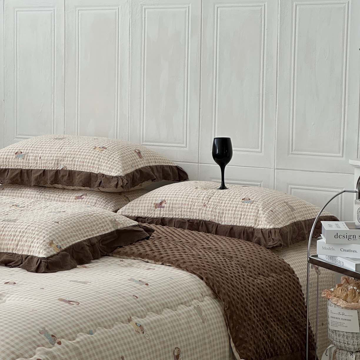 91家纺网 家纺一手货源 找家纺 佰织鑫家居 2025秋冬新品全棉法式床盖款豆豆被四件套 腊肠狗