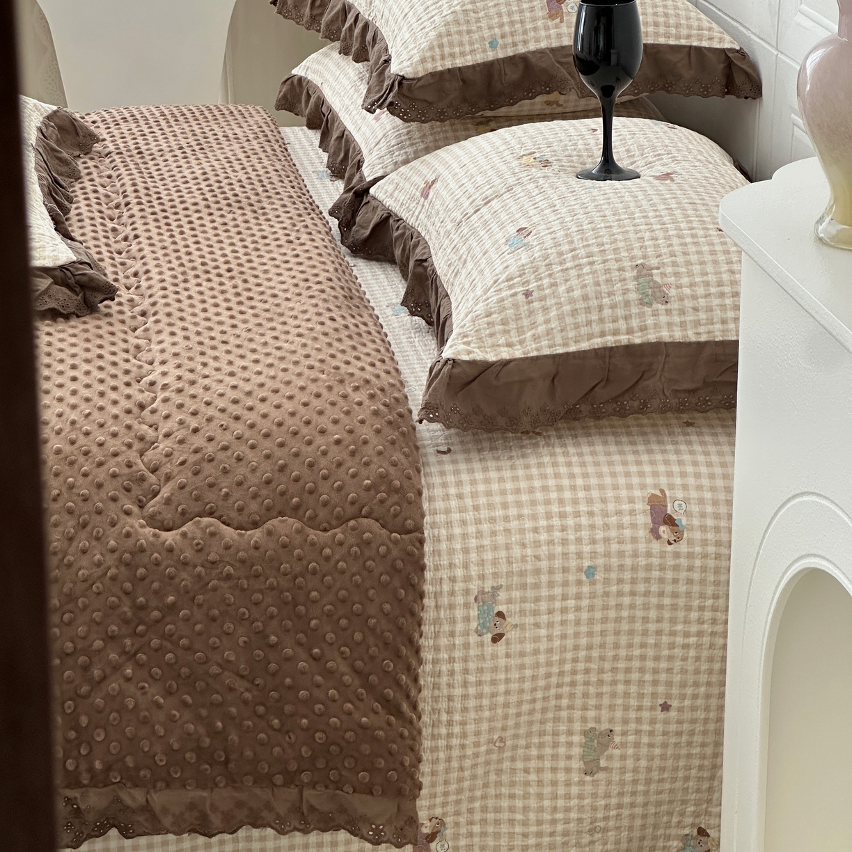 91家纺网 家纺一手货源 找家纺 佰织鑫家居 2025秋冬新品全棉法式床盖款豆豆被四件套 腊肠狗