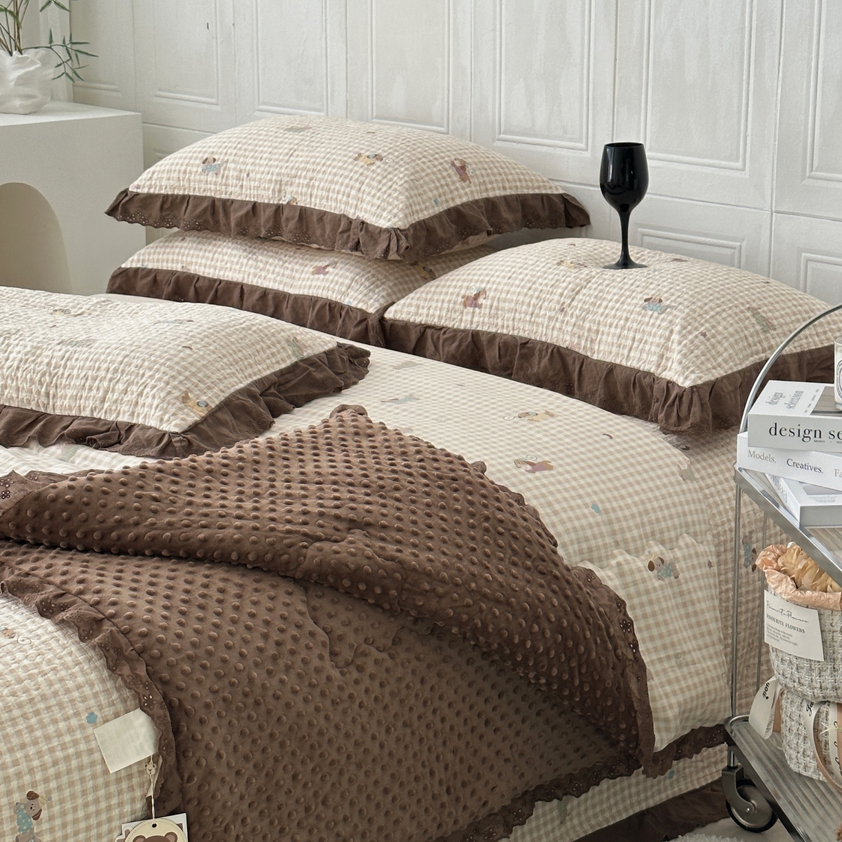 91家纺网 家纺一手货源 找家纺 佰织鑫家居 2025秋冬新品全棉法式床盖款豆豆被四件套 腊肠狗