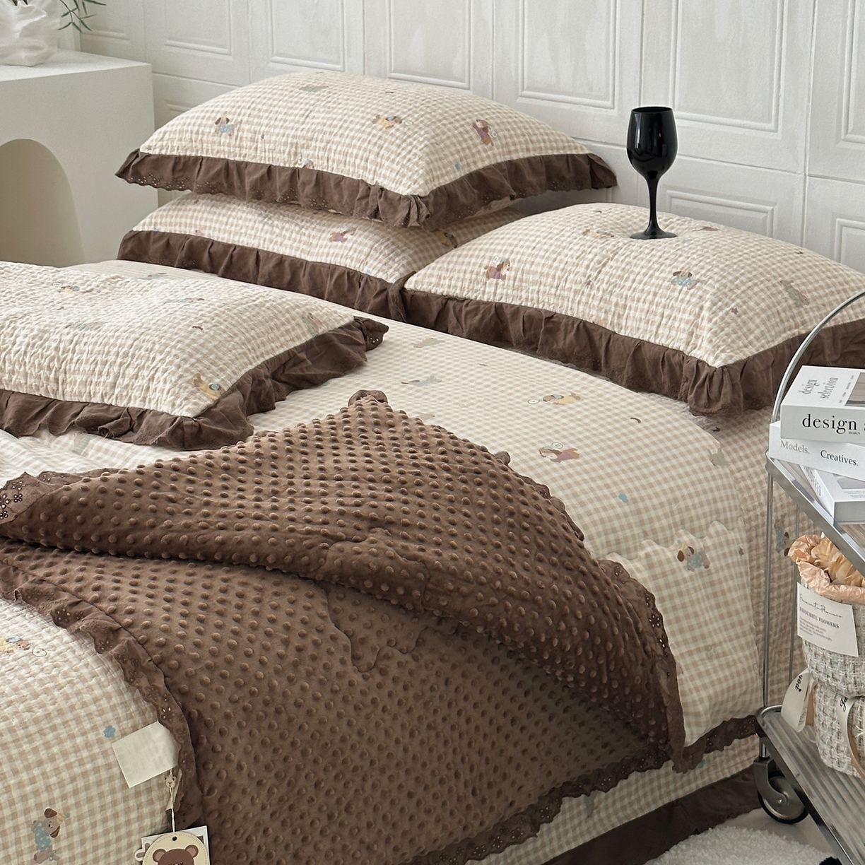 91家纺网 家纺一手货源 找家纺 佰织鑫家居 2025秋冬新品全棉法式床盖款豆豆被四件套 腊肠狗